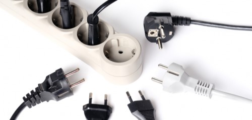 Power supply plugs and one free outlet isolated Power supply plugs and one free outlet isolated
